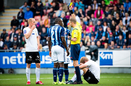 Djurgårdens Nyasha Mushekwi får gult kort