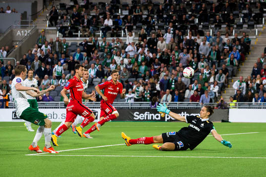 Norrköpings målvakt David Mitov Nilsson räddar ett skott