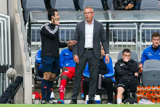 Fjärdedomare Diako Behnam samtalr med Norrköpings