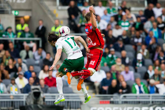 Hammarbys Linus Hallenius i en nickduell med Norrköpings