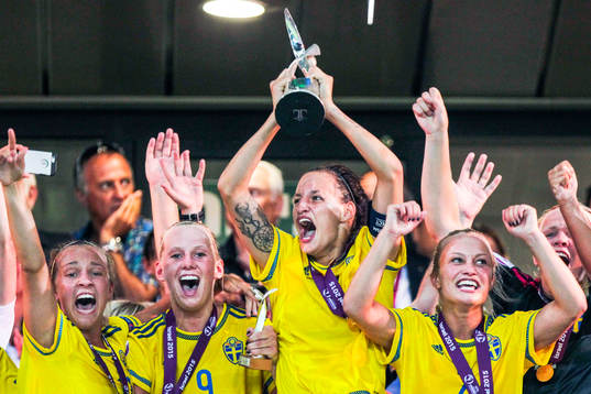 Sveriges spelare firar med pokalen