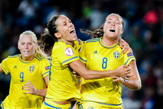 Sveriges Anna Oskarsson och Filippa Angeldal, th, firar