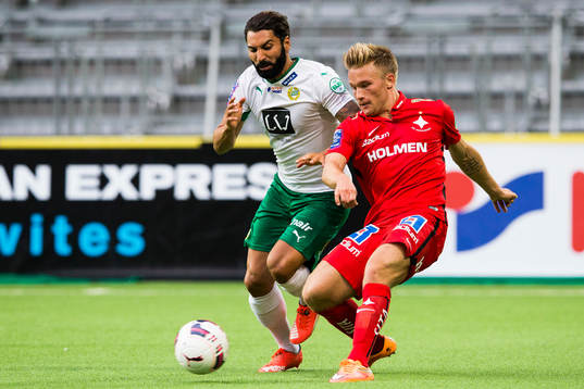 Hammarbys Stefan Batan i kamp om bollen med Norrköpings