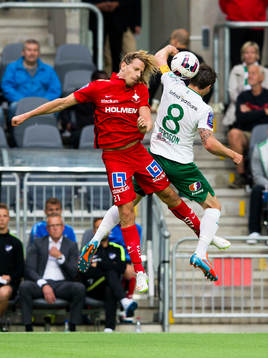 Norrköpings Andreas Hadenius i en nickduell med Hammarbys