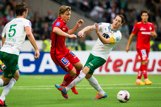 Norrköpings Alexander Fransson i kamp om bollen med