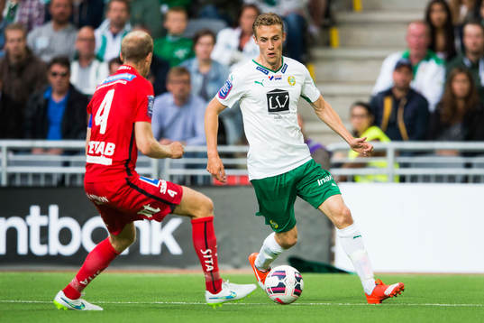 Norrköpings Andreas Johansson försvarar sig mot Hammarbys