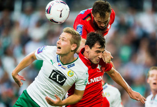 Norrköpings Emir Kujovic och Nikola Tkalcic i en nickduell