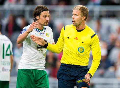 Hammarbys Linus Hallenius reagerar på domare Glenn Nyberg