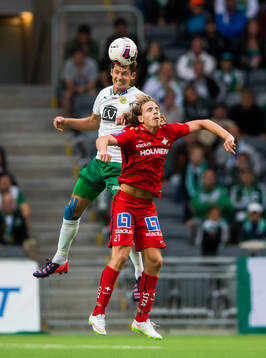 Hammarbys Philip Haglund i en nickduell med Norrköpings