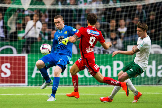 Hammarbys målvakt Ögmundur Kristinsson rensar undan