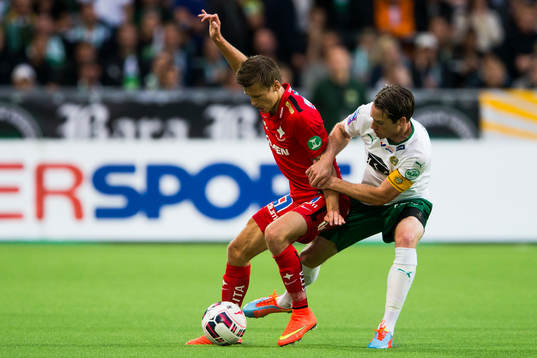Norrköpings Arnor Ingvi Traustason i kamp om bollen med