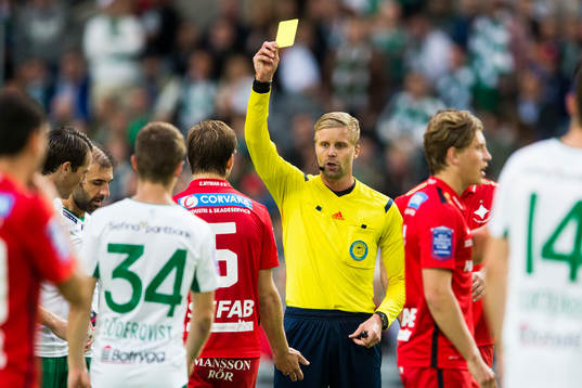 Norrköpings Christoffer Nyman får gult kort av domare