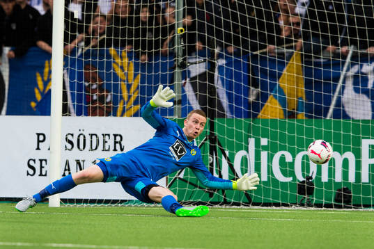 Hammarbys målvakt Ögmundur Kristinsson ser när bollen