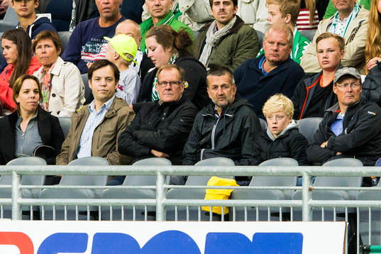 s assisterande tränare Nebojsa Novakovic på läktaren
