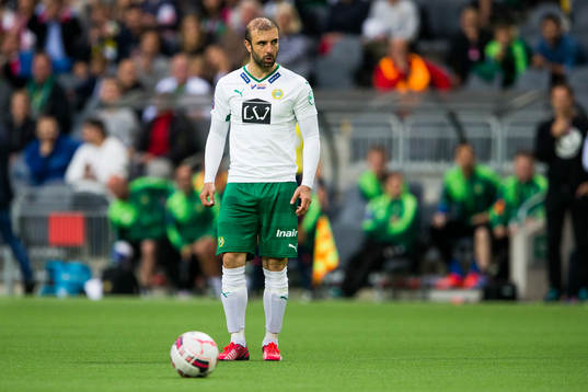 Hammarbys Kennedy Bakircioglu gör sig redo för en frispark