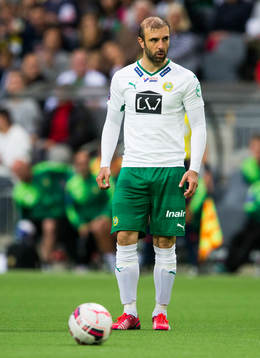 Hammarbys Kennedy Bakircioglu gör sig redo för en frispark
