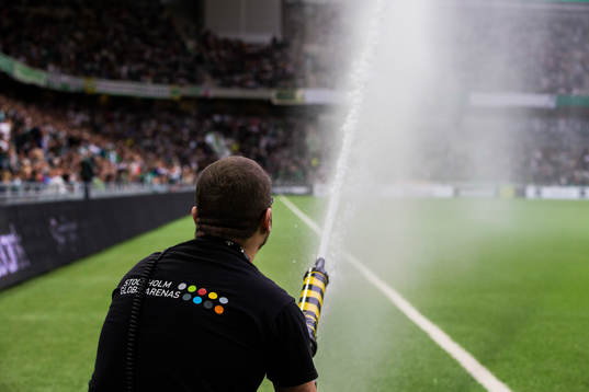 Personal från Globen Arenas håller koll på