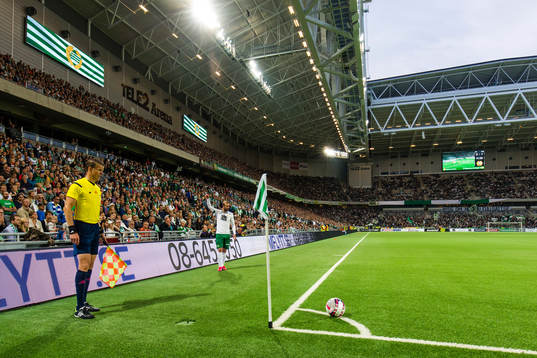 Hammarbys Kennedy Bakircioglu med en hörna