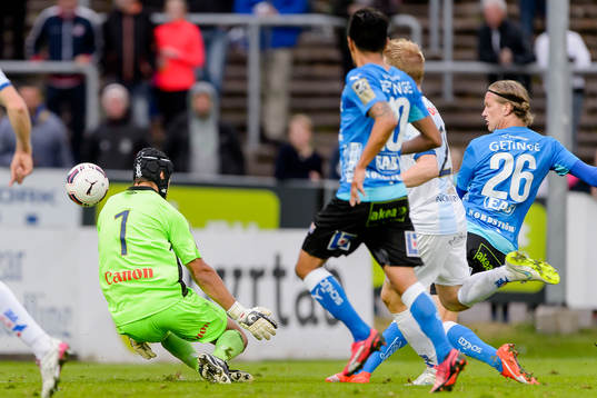Halmstads Alexander Berntsson försöker göra mål på