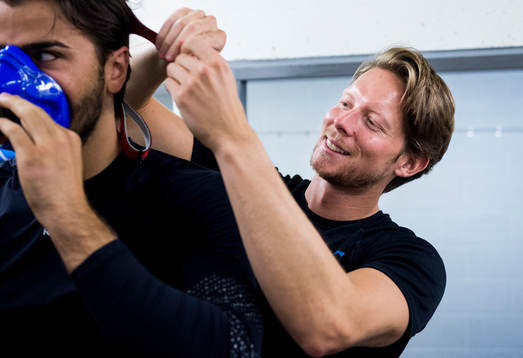 Rögles sjukgymnast Markus Pettersson fäster en aningsmask