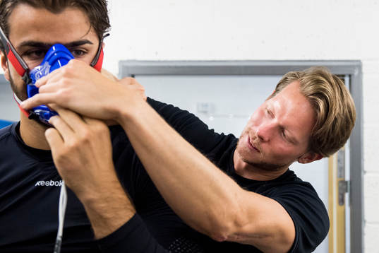 Rögles sjukgymnast Markus Pettersson fäster en aningsmask