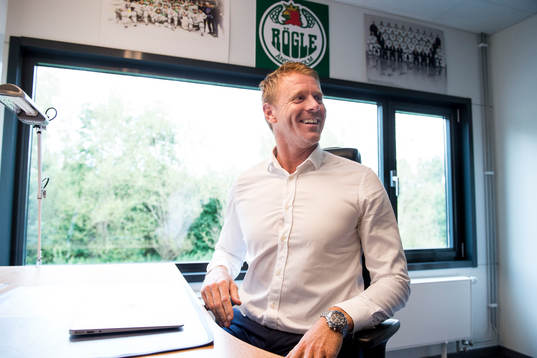 Rögles nya klubbdirektör Marcus Thuresson skrattar på