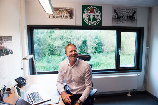 Rögles nya klubbdirektör Marcus Thuresson skrattar på