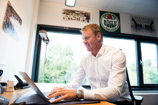 Rögles nya klubbdirektör Marcus Thuresson sitter framför