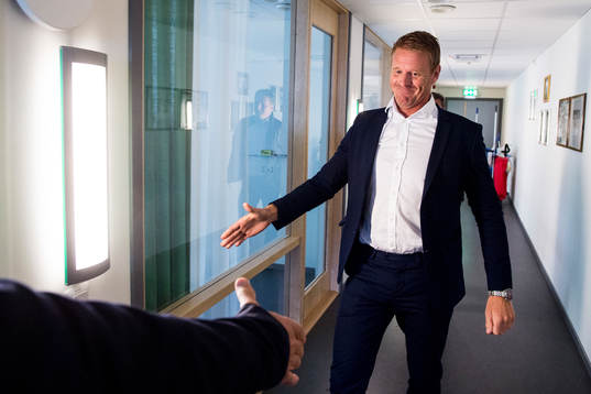 Rögles nya klubbdirektör Marcus Thuresson hälsar på nya