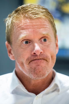 Rögle nya klubbdirektör Marcus Thuresson ser deppig och