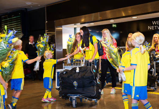 Sveriges F19-spelare hyllas för sitt EM-guld i fotboll vid