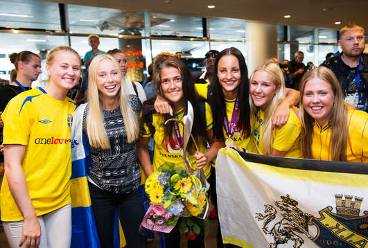 Sveriges F19-spelare hyllas för sitt EM-guld i fotboll vid