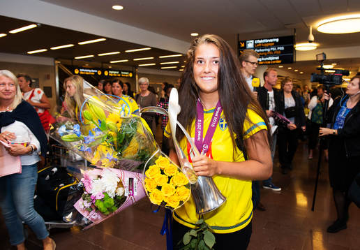 Filippa Angeldal håller i EM-pokalen när Sveriges
