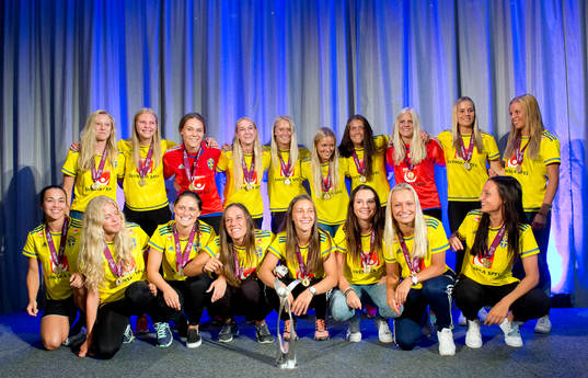 Sveriges F19-spelare hyllas för sitt EM-guld i fotboll vid