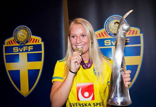 Sveriges F19-spelare Stina Blackstenius jublar för sitt