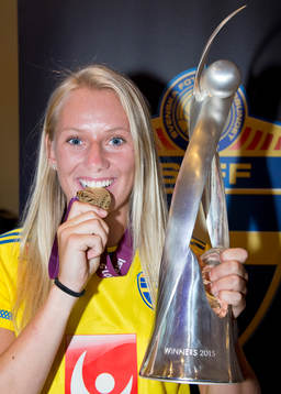 Sveriges F19-spelare Stina Blackstenius jublar för sitt