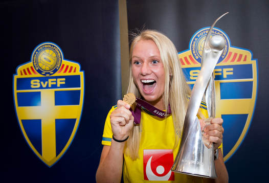 Sveriges F19-spelaren Stina Blackstenius jublar för sitt
