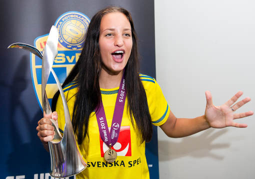 Sveriges F19-spelare Nathalie Björn firar sitt EM-guld i