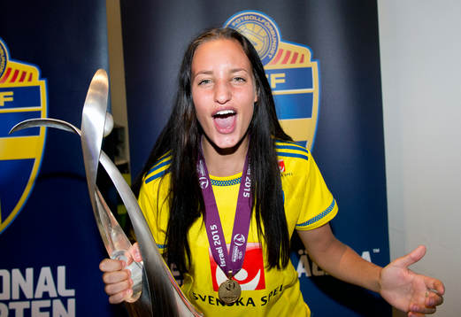 Sveriges F19-spelare Nathalie Björn firar sitt EM-guld i