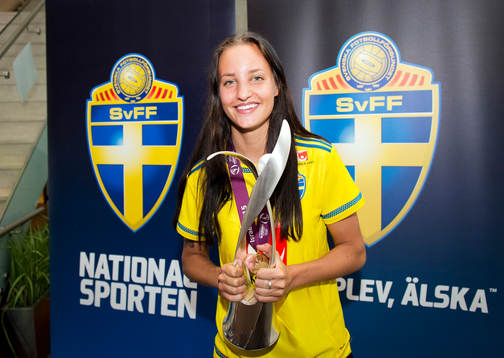 Sveriges F19-spelare Nathalie Björn firar sitt EM-guld i