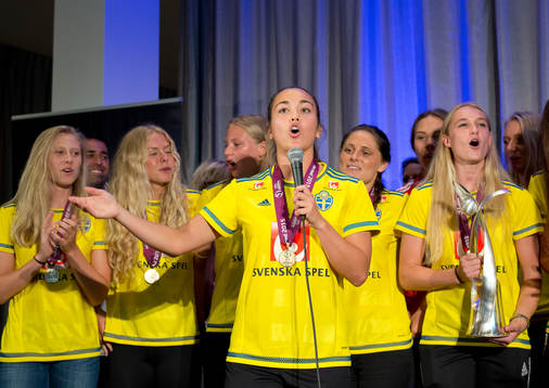 Sveriges F19-spelare Michelle De Jongh sjunger vid en