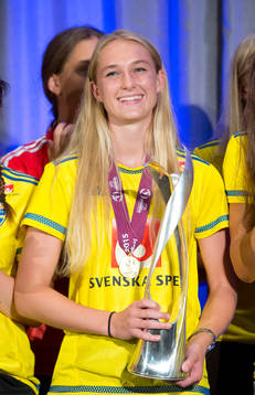 Sveriges F19-spelare Emelie Andersson hyllas för sitt