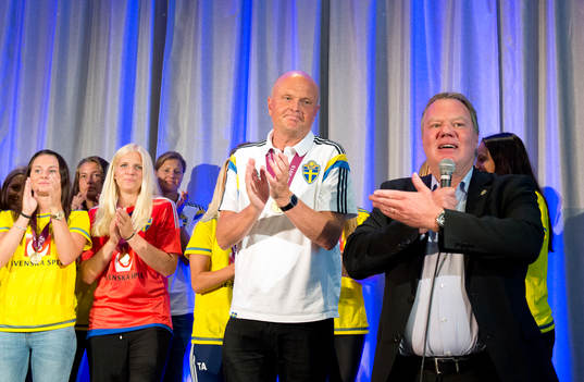 Sveriges F19-spelare och förbundskapten Calle Barrling