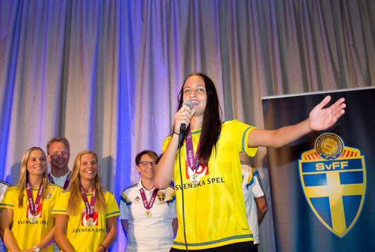 Sveriges F19-spelare Nathalie Björn sjunger med laget för