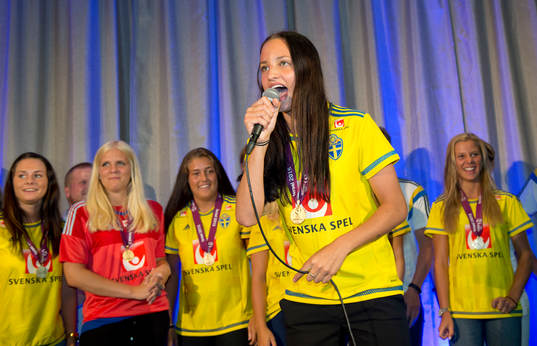Sveriges F19-spelare Nathalie Björn sjunger med laget för