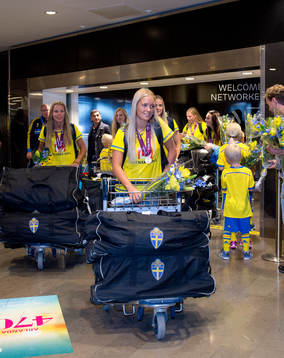 Sveriges F19-spelare hyllas för sitt EM-guld i fotboll vid