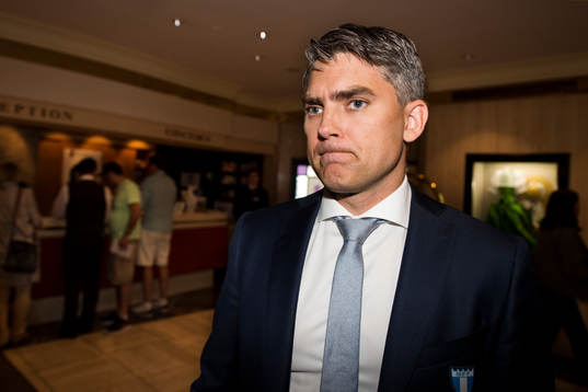 Malmö FFs VD Niclas Carlnén ser sammanbiten ut när han