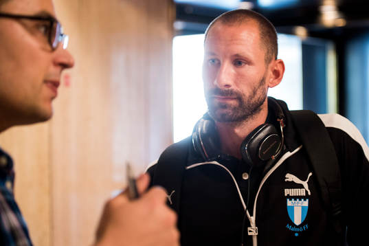 Malmö FFs målvakt Johan Wiland blir intervjuad när han