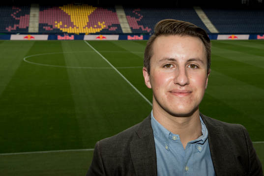 Bylinebild, Max Richnau reporter Fotbolldirekt på Red Bull