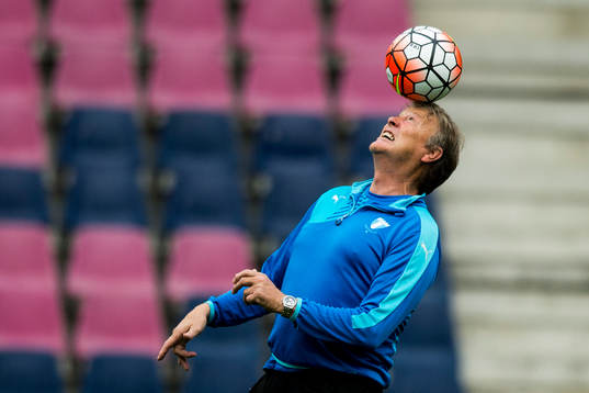Malmö FFs tränare Åge Hareide nickar en boll